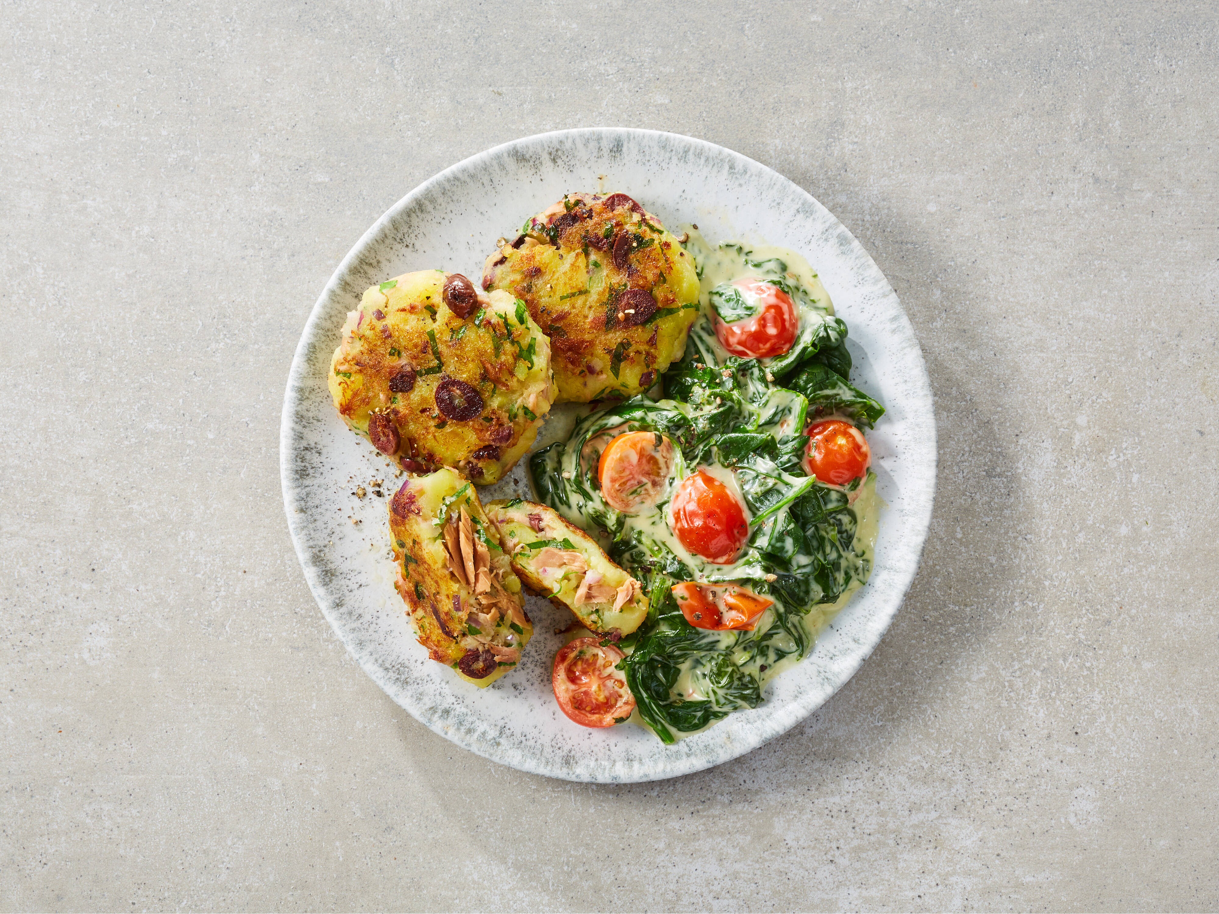 Thunfischmedaillons auf Rote-Bete-Hummus
