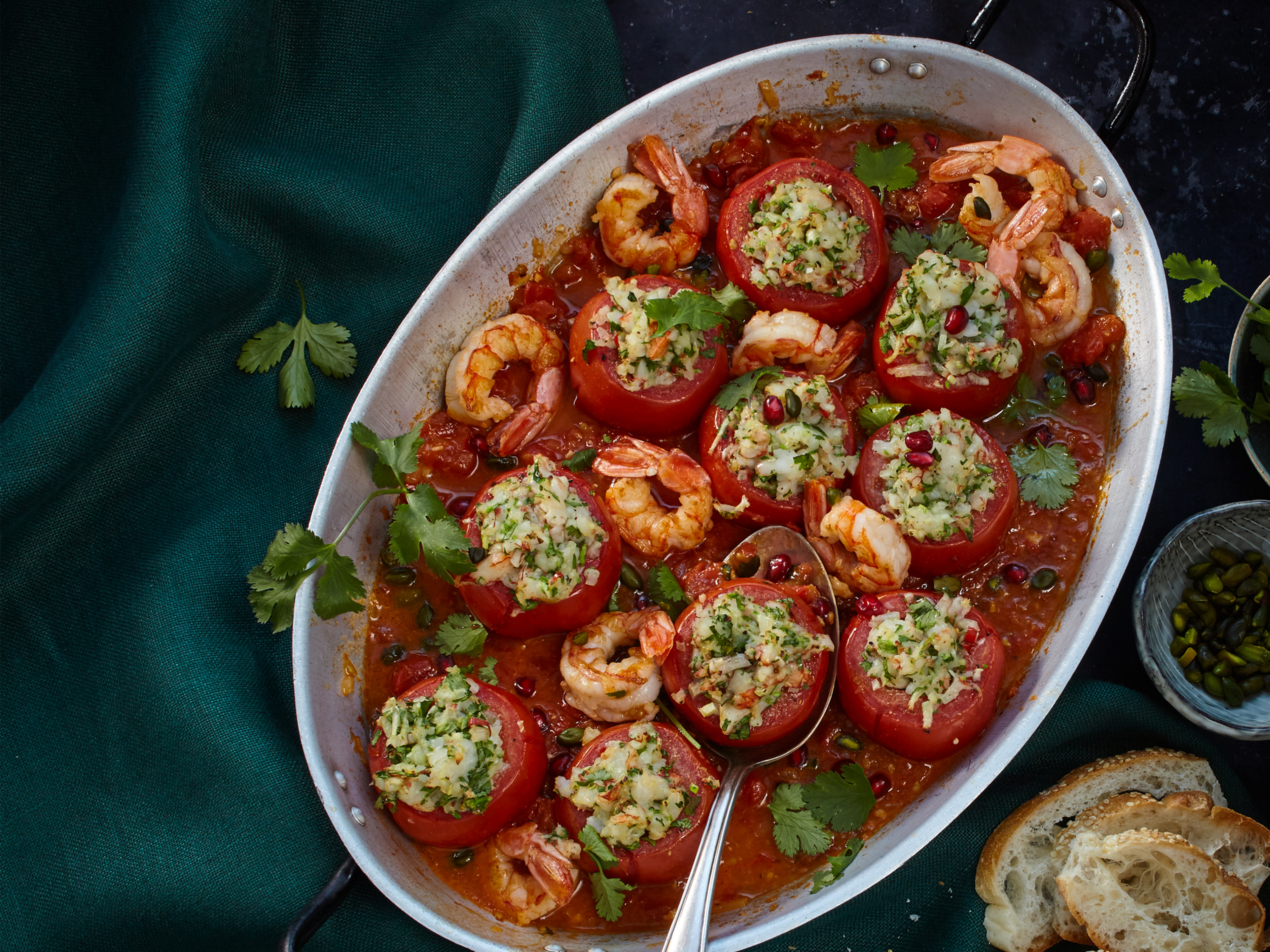 Pikante Garnelen in geschmorten Tomaten