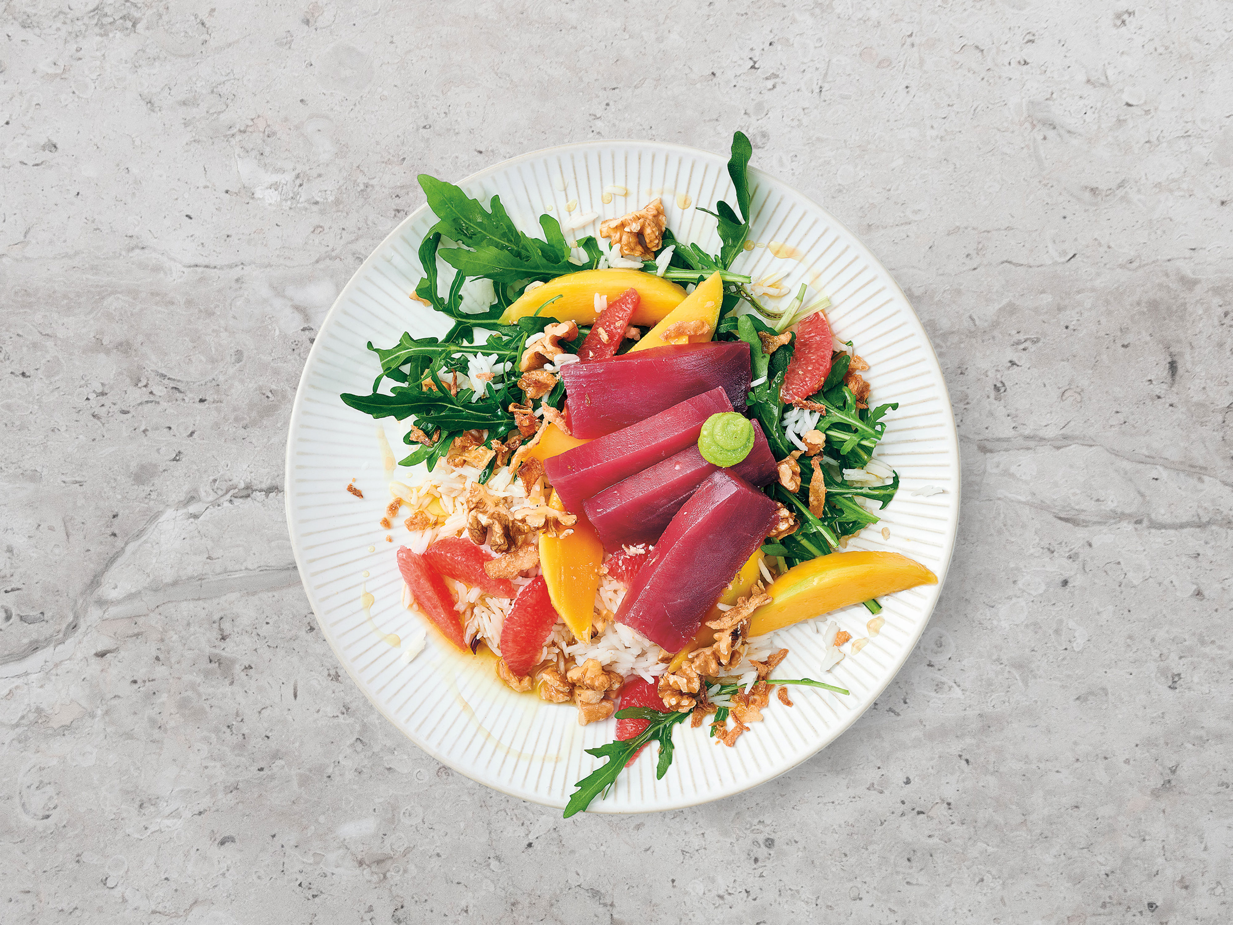 Thunfisch-Sashimi mit Mango-Grapefruit-Salat
