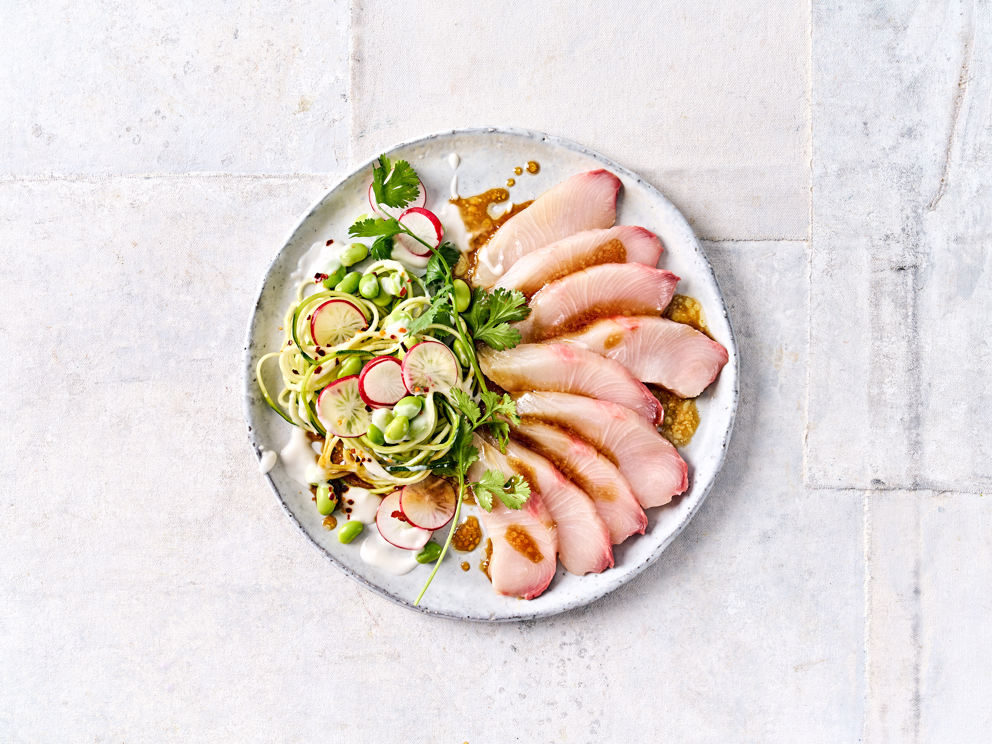 Rezept: Hamachi-Sashimi mit Zucchinisalat