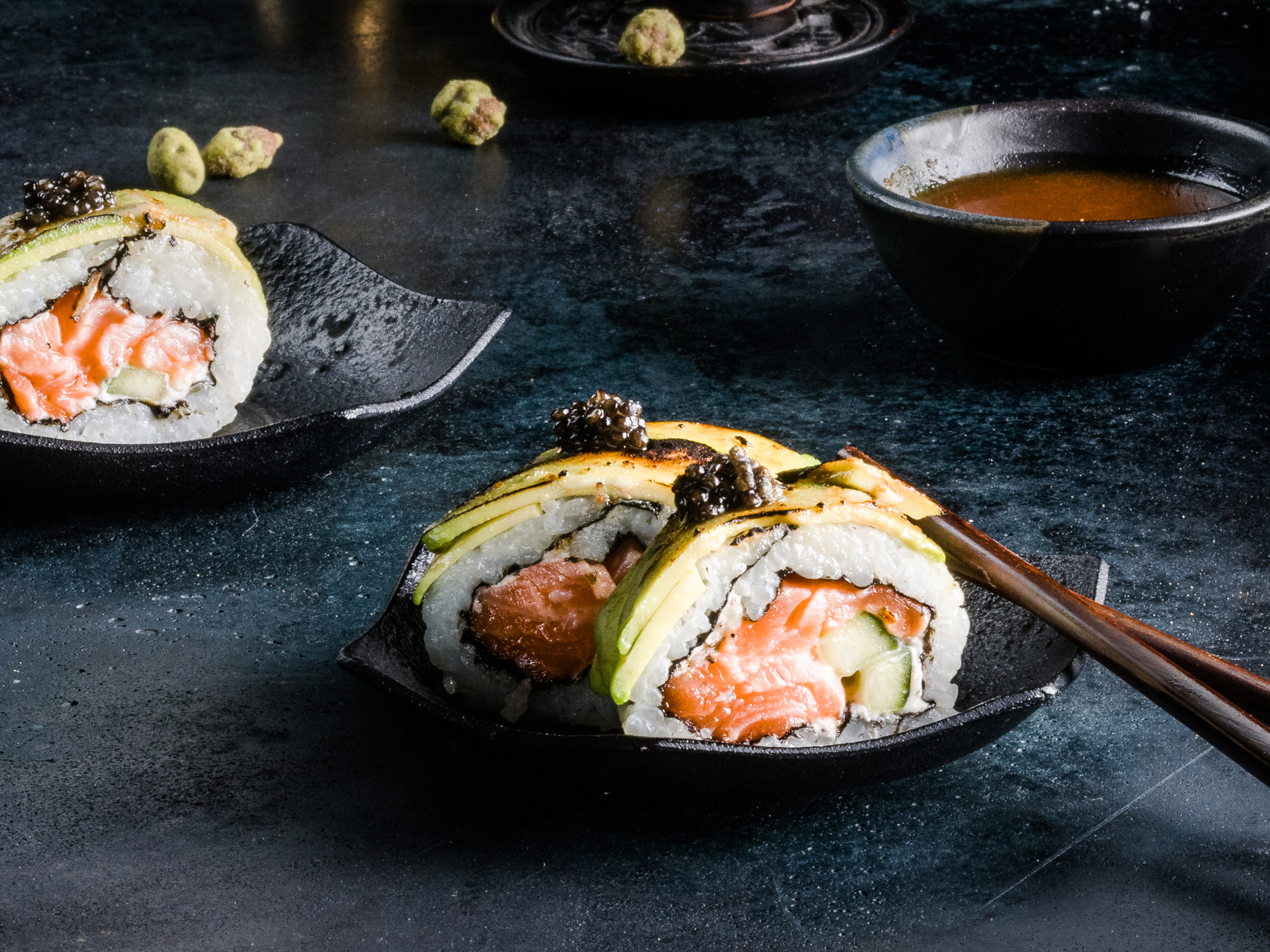Rezept: Inside Out Sushi mit Lachs & Trüffel