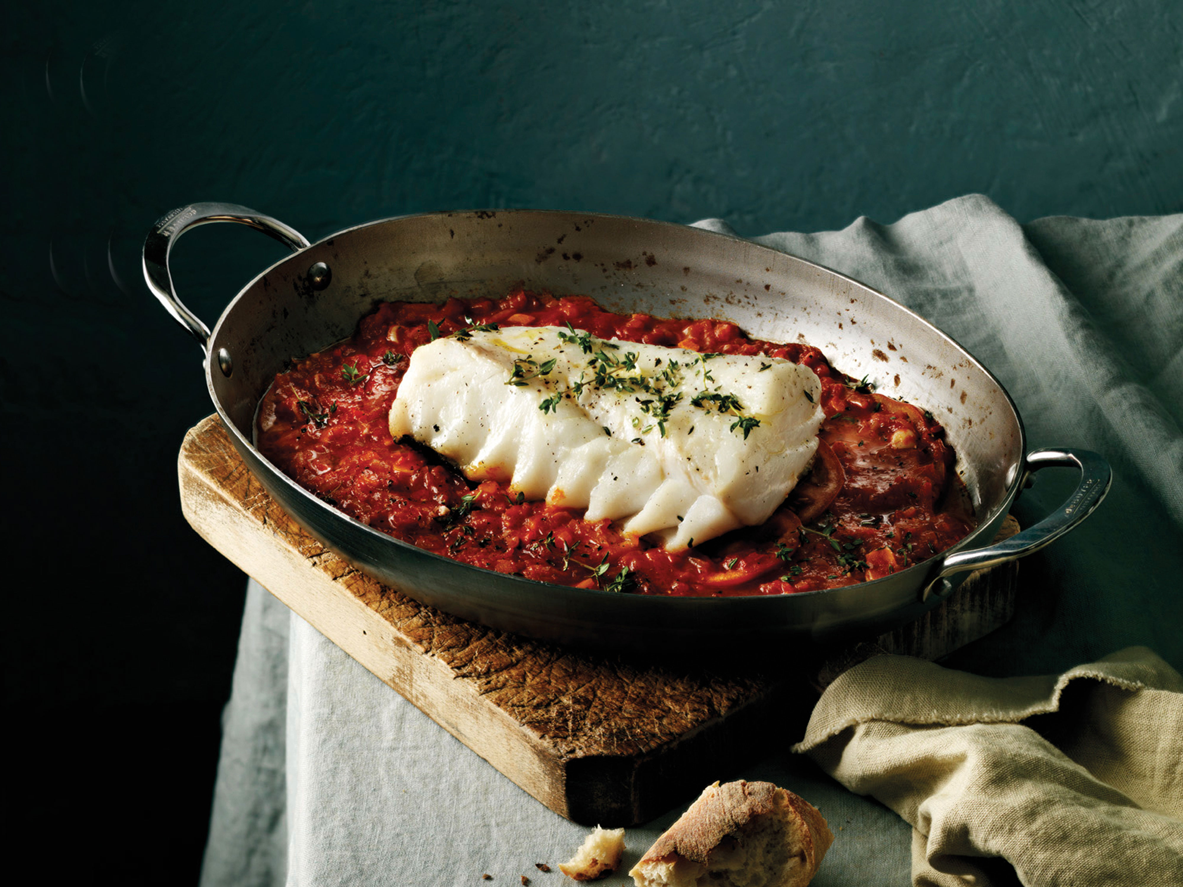Rezept: Skrei im Ofen gebacken auf Tomaten-Knoblauch-Beet