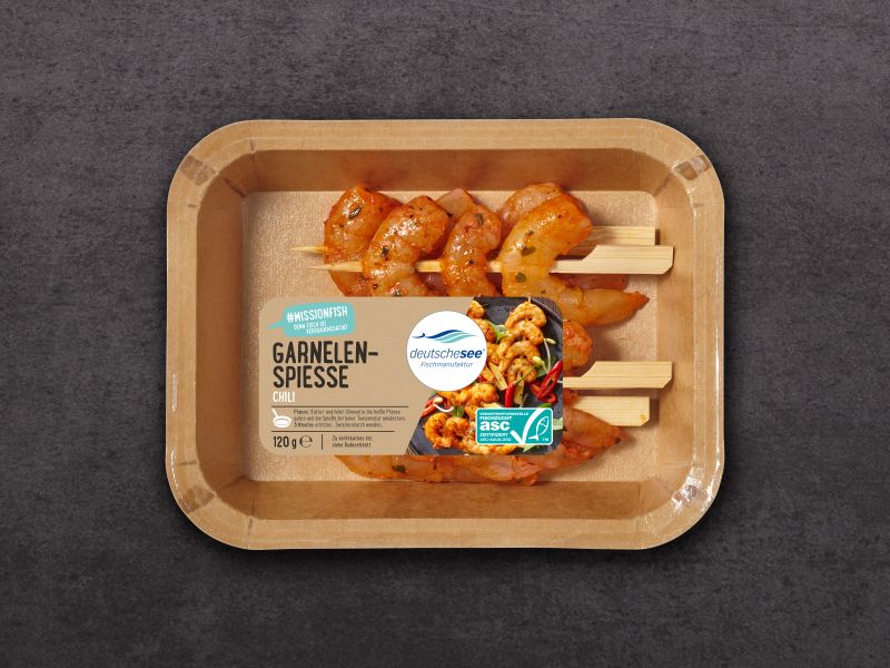 Garnelenspieße auf Frühlingssalat