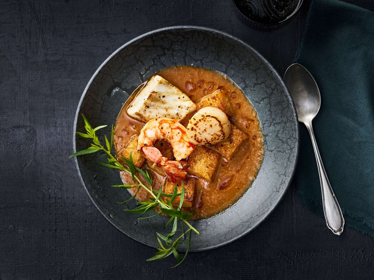 Traditionelle bretonische Fischsuppe, verfeinert mit Weißwein und ...