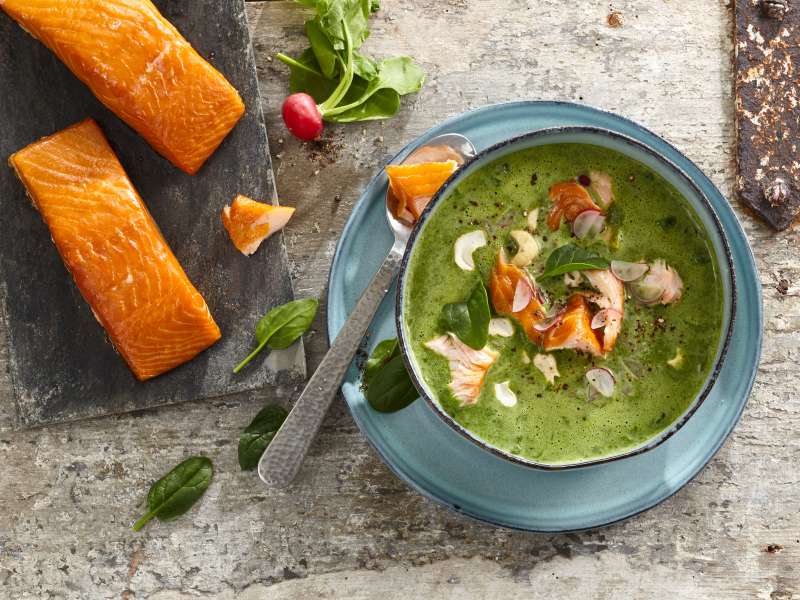 Spinatsuppe mit Stremellachs