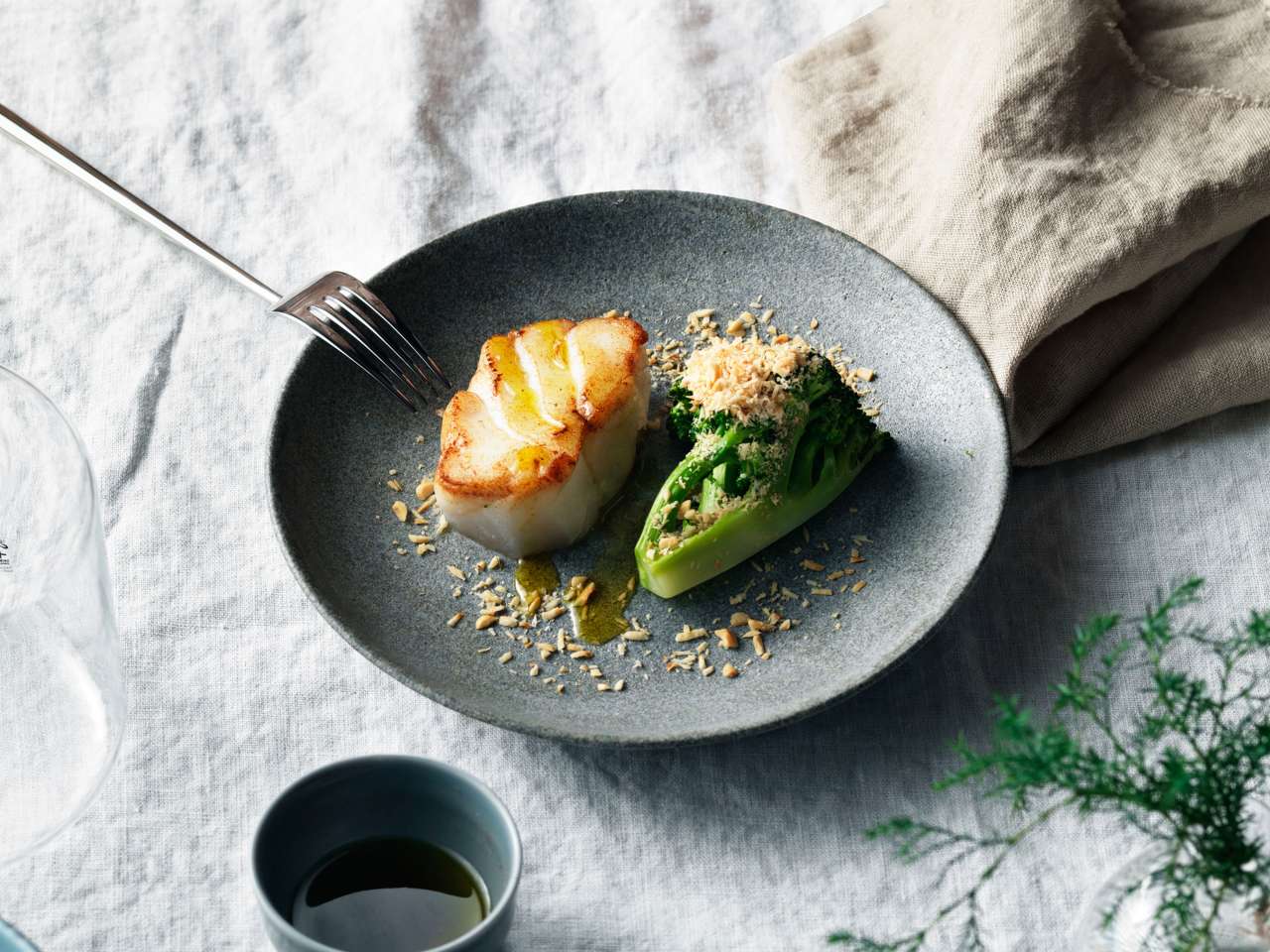 Skrei gebraten mit Brokkoli und Haselnüssen