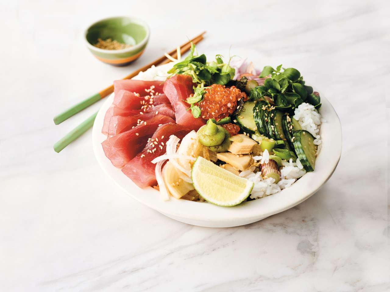 Thunfisch-Sashimi mit Mango-Grapefruit-Salat