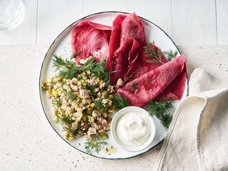 Rezeptidee: Matjestatar mit Rote-Bete-Crêpes