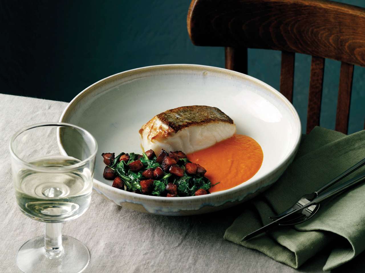 GEBRATENER SKREI MIT SPINAT UND CHORIZO AUS DEM OFEN