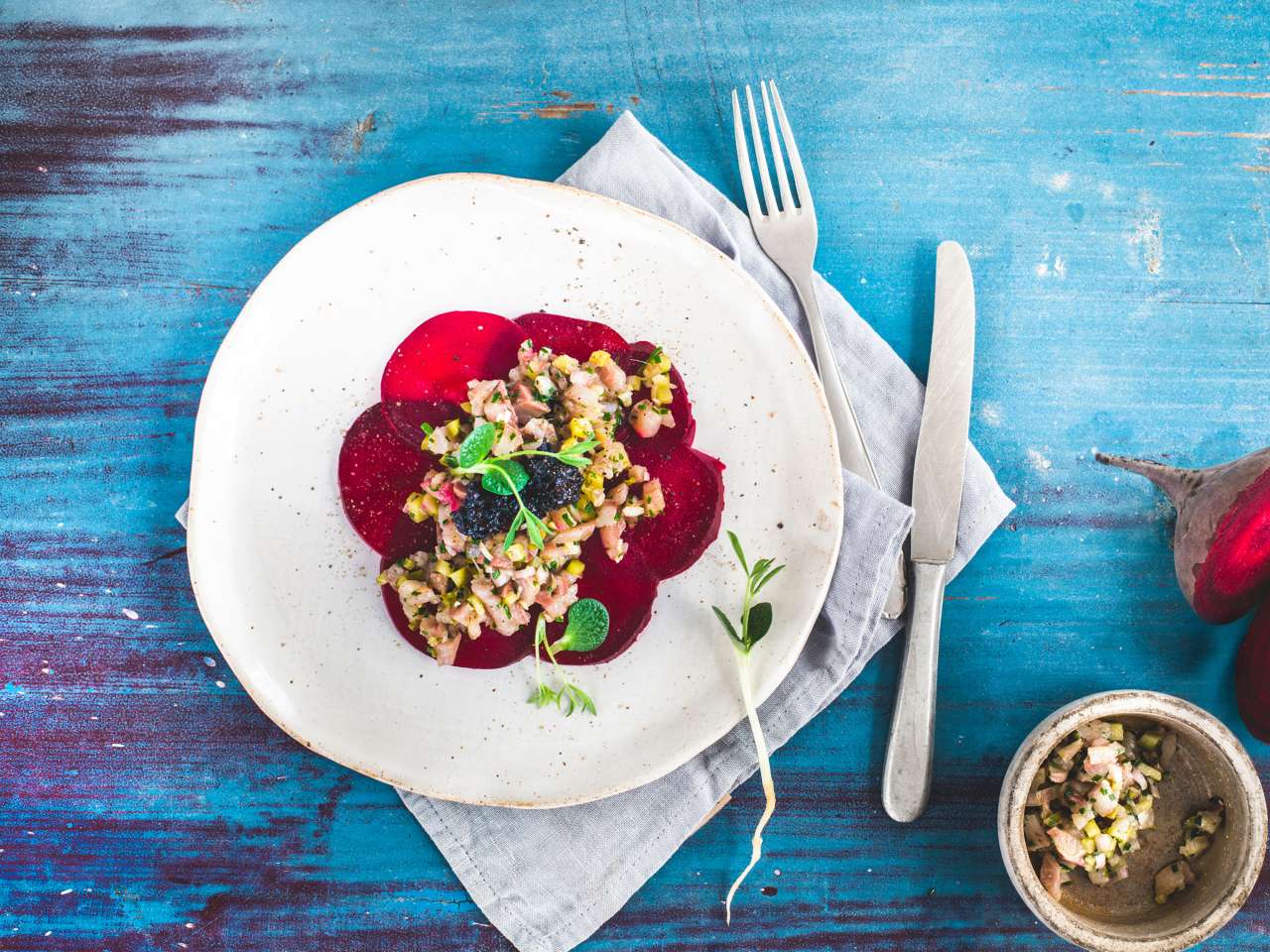 Rezept: Matjestatar auf Rote-Bete-Carpaccio